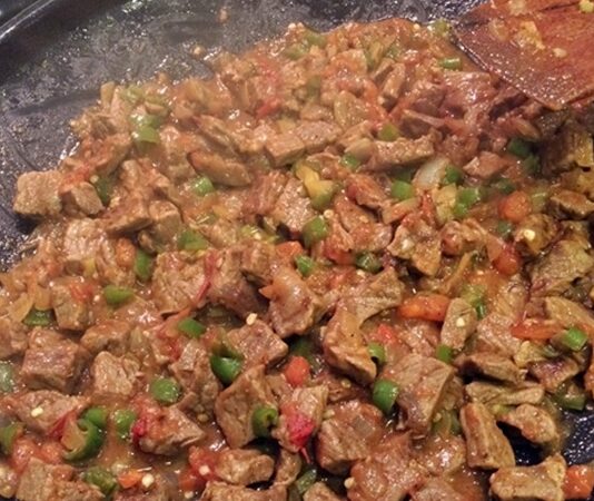 Sacda pişirme, yüzyıllardır sofralarımızda yer alan geleneksel bir yöntemdir. Bu teknik, hem et hem sebze yemeklerinde kullanılabilir ve yiyeceklerin doğal lezzetini korumasını sağlar. Sac, yüksek ısıya dayanıklı özel bir metal tava olarak bilinir ve yemeklerin kısa sürede pişmesine imkan tanır. Konulu bir haber görseli.