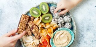 Modern yaşam temposu, çoğu zaman düzenli öğünler yerine ara öğünlerle beslenmeyi zorunlu kılıyor. Bu noktada sağlıklı atıştırmalıklar, hem enerji ihtiyacını karşılayan hem de dengeli beslenmeyi destekleyen önemli bir seçenek olarak öne çıkıyor. Günümüzde marketlerde, kafelerde ve hatta ofis mutfaklarında bu tür atıştırmalıkların çeşitliliği her geçen gün artıyor. Konulu bir haber görseli.