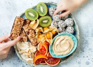 Modern yaşam temposu, çoğu zaman düzenli öğünler yerine ara öğünlerle beslenmeyi zorunlu kılıyor. Bu noktada sağlıklı atıştırmalıklar, hem enerji ihtiyacını karşılayan hem de dengeli beslenmeyi destekleyen önemli bir seçenek olarak öne çıkıyor. Günümüzde marketlerde, kafelerde ve hatta ofis mutfaklarında bu tür atıştırmalıkların çeşitliliği her geçen gün artıyor. Konulu bir haber görseli.