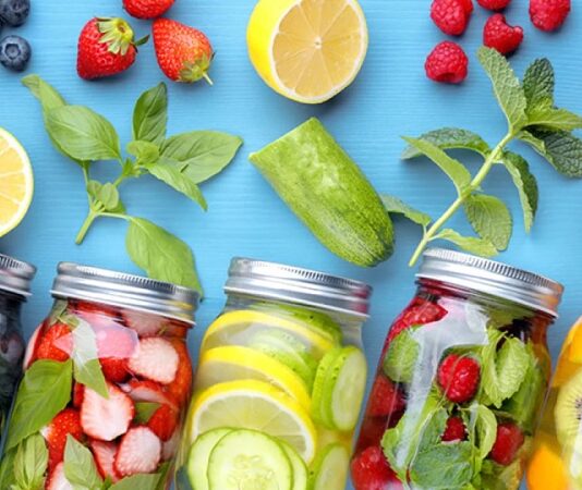 Günümüz modern yaşam tarzı, insanları daha fazla işlem görmüş gıdalara, hareketsizliğe ve stresli tempolara maruz bırakıyor. Bu durum, vücudun zamanla toksin biriktirmesine ve metabolizmanın yavaşlamasına yol açabiliyor. Detox kavramı, bu zararlı birikimlerin vücuttan doğal yollarla atılmasını destekleyen bir yaşam biçimini tanımlar. Yalnızca kilo vermek ya da zayıflamak amacıyla değil, aynı zamanda enerjiyi artırmak, bağışıklığı güçlendirmek ve sindirimi rahatlatmak için de tercih ediliyor. Konulu bir haber görseli.