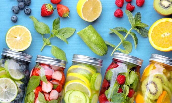 Günümüz modern yaşam tarzı, insanları daha fazla işlem görmüş gıdalara, hareketsizliğe ve stresli tempolara maruz bırakıyor. Bu durum, vücudun zamanla toksin biriktirmesine ve metabolizmanın yavaşlamasına yol açabiliyor. Detox kavramı, bu zararlı birikimlerin vücuttan doğal yollarla atılmasını destekleyen bir yaşam biçimini tanımlar. Yalnızca kilo vermek ya da zayıflamak amacıyla değil, aynı zamanda enerjiyi artırmak, bağışıklığı güçlendirmek ve sindirimi rahatlatmak için de tercih ediliyor. Konulu bir haber görseli.