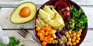 Günümüzde sağlıklı yaşam bilinci giderek artarken, sağlıklı yemek alışkanlıkları da önem kazanmaktadır. Sağlıklı yemek, dengeli ve besleyici içerikleriyle vücudun ihtiyaç duyduğu tüm vitamin, mineral ve enerji kaynaklarını sunar. Bu nedenle sadece kilo kontrolü değil, genel sağlık ve bağışıklık sistemi için de kritik bir rol oynar. Konulu bir haber görseli.