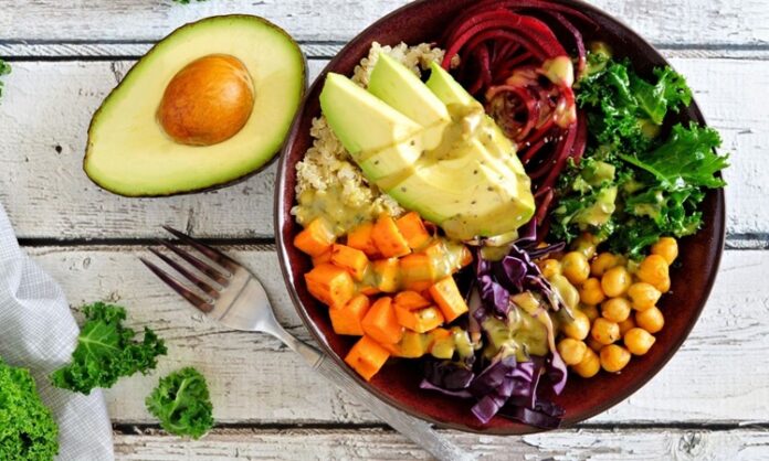 Günümüzde sağlıklı yaşam bilinci giderek artarken, sağlıklı yemek alışkanlıkları da önem kazanmaktadır. Sağlıklı yemek, dengeli ve besleyici içerikleriyle vücudun ihtiyaç duyduğu tüm vitamin, mineral ve enerji kaynaklarını sunar. Bu nedenle sadece kilo kontrolü değil, genel sağlık ve bağışıklık sistemi için de kritik bir rol oynar. Konulu bir haber görseli.