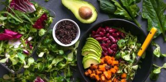 Vegan beslenme son yıllarda sadece bir trend değil, aynı zamanda sağlıklı yaşamın önemli bir parçası haline geldi. Hayvansal ürünler yerine bitkisel gıdalarla hazırlanan vegan tarifler, hem lezzetli hem de besleyici seçenekler sunuyor. Farklı malzemeler ve yaratıcı tarifler sayesinde vegan mutfağı, sofralara renk ve çeşitlilik katıyor. Sadece salata ve sebze yemekleri değil, tatlılardan atıştırmalıklara kadar geniş bir yelpazede vegan tarifler bulmak mümkün. Konulu bir haber görseli.