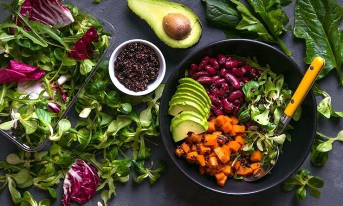 Vegan beslenme son yıllarda sadece bir trend değil, aynı zamanda sağlıklı yaşamın önemli bir parçası haline geldi. Hayvansal ürünler yerine bitkisel gıdalarla hazırlanan vegan tarifler, hem lezzetli hem de besleyici seçenekler sunuyor. Farklı malzemeler ve yaratıcı tarifler sayesinde vegan mutfağı, sofralara renk ve çeşitlilik katıyor. Sadece salata ve sebze yemekleri değil, tatlılardan atıştırmalıklara kadar geniş bir yelpazede vegan tarifler bulmak mümkün. Konulu bir haber görseli.