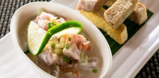 Pasifik Okyanusu’nun ortasında yer alan Samoa, köklü gelenekleriyle yalnızca kültürüyle değil, aynı zamanda mutfağıyla da dikkat çeker. Samoa mutfağı, doğayla uyumlu yaşamın bir sonucu olarak deniz ürünleri, tropikal meyveler ve tarım ürünleriyle şekillenmiştir. Yüzyıllar boyunca yerli halkın geliştirdiği pişirme teknikleri ve kullanılan doğal malzemeler, Samoalıların yemek kültürünü eşsiz bir noktaya taşımıştır. Bu nedenle, ülkenin mutfağı hem otantik tatlar arayan turistler hem de sağlıklı yaşamı benimseyenler için önemli bir keşif alanı sunar. Konulu bir haber görseli.