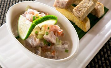 Pasifik Okyanusu’nun ortasında yer alan Samoa, köklü gelenekleriyle yalnızca kültürüyle değil, aynı zamanda mutfağıyla da dikkat çeker. Samoa mutfağı, doğayla uyumlu yaşamın bir sonucu olarak deniz ürünleri, tropikal meyveler ve tarım ürünleriyle şekillenmiştir. Yüzyıllar boyunca yerli halkın geliştirdiği pişirme teknikleri ve kullanılan doğal malzemeler, Samoalıların yemek kültürünü eşsiz bir noktaya taşımıştır. Bu nedenle, ülkenin mutfağı hem otantik tatlar arayan turistler hem de sağlıklı yaşamı benimseyenler için önemli bir keşif alanı sunar. Konulu bir haber görseli.