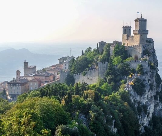 San Marino mutfağı, İtalya’nın Emilia-Romagna ve Marche bölgelerinin etkisi altında şekillenmiş, zengin ve otantik bir gastronomik kültür sunar. Bu küçük ülke, hem İtalyan hem de yerel geleneklerden beslenen yemekleriyle dikkat çeker. San Marino yemekleri, tarih boyunca köy sofralarından saraylara kadar farklı düzeylerde sofralarda yer almış ve hem yerel halk hem de ziyaretçiler için bir kültürel deneyim sağlamıştır. Konulu bir haber görseli.