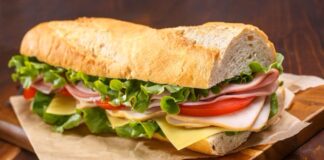 Günlük hayatın vazgeçilmez atıştırmalıkları arasında yer alan sandviç, hem pratik hazırlanışı hem de sınırsız malzeme kombinasyonlarıyla dünya mutfağında önemli bir yere sahiptir. Kahvaltıdan öğle yemeğine, akşam atıştırmalıklarından gece kaçamaklarına kadar günün her anına uyum sağlayan bu lezzet, kültürden kültüre farklı yorumlarla sofralarda yer bulur. Konulu bir haber görseli.