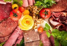 Şarküteri ürünleri, mutfak kültürlerinin vazgeçilmez lezzetleri arasında yer alır. Şarküteri ürünleri, kahvaltılardan akşam yemeklerine kadar sofralara çeşitlilik ve zenginlik katar. Sucuk, salam, pastırma, jambon ve çeşitli peynirler, hem atıştırmalık hem de ana yemek tamamlayıcısı olarak tercih edilir. Bu ürünler, yalnızca lezzet sağlamakla kalmaz, aynı zamanda gastronomi kültürünün önemli bir parçasını oluşturur. Konulu bir haber görseli.