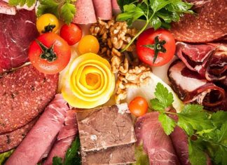 Şarküteri ürünleri, mutfak kültürlerinin vazgeçilmez lezzetleri arasında yer alır. Şarküteri ürünleri, kahvaltılardan akşam yemeklerine kadar sofralara çeşitlilik ve zenginlik katar. Sucuk, salam, pastırma, jambon ve çeşitli peynirler, hem atıştırmalık hem de ana yemek tamamlayıcısı olarak tercih edilir. Bu ürünler, yalnızca lezzet sağlamakla kalmaz, aynı zamanda gastronomi kültürünün önemli bir parçasını oluşturur. Konulu bir haber görseli.