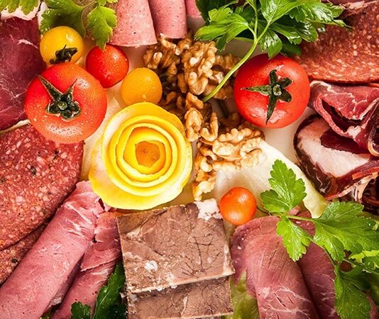 Şarküteri ürünleri, mutfak kültürlerinin vazgeçilmez lezzetleri arasında yer alır. Şarküteri ürünleri, kahvaltılardan akşam yemeklerine kadar sofralara çeşitlilik ve zenginlik katar. Sucuk, salam, pastırma, jambon ve çeşitli peynirler, hem atıştırmalık hem de ana yemek tamamlayıcısı olarak tercih edilir. Bu ürünler, yalnızca lezzet sağlamakla kalmaz, aynı zamanda gastronomi kültürünün önemli bir parçasını oluşturur. Konulu bir haber görseli.