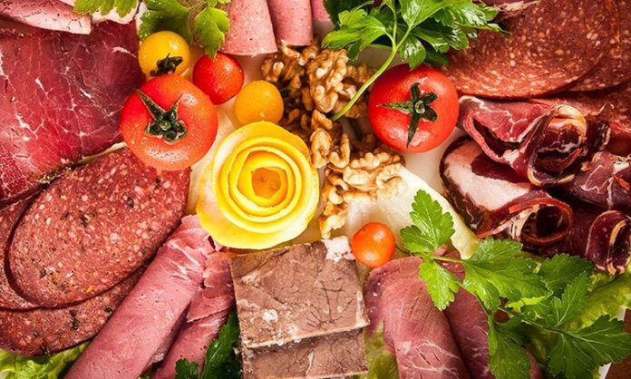 Şarküteri ürünleri, mutfak kültürlerinin vazgeçilmez lezzetleri arasında yer alır. Şarküteri ürünleri, kahvaltılardan akşam yemeklerine kadar sofralara çeşitlilik ve zenginlik katar. Sucuk, salam, pastırma, jambon ve çeşitli peynirler, hem atıştırmalık hem de ana yemek tamamlayıcısı olarak tercih edilir. Bu ürünler, yalnızca lezzet sağlamakla kalmaz, aynı zamanda gastronomi kültürünün önemli bir parçasını oluşturur. Konulu bir haber görseli.