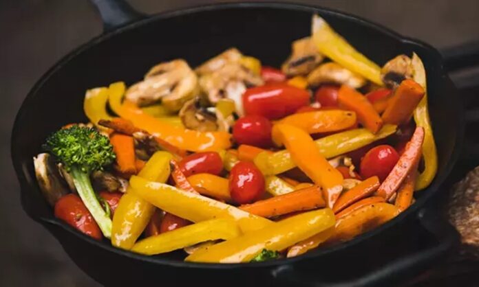 Türk mutfağında sebze közleme, özellikle yaz akşamlarının ve mangal sofralarının ayrılmaz bir parçasıdır. Ateşin üzerinde ya da közde pişirilen biber, patlıcan, domates gibi sebzeler hem kokusuyla hem de tadıyla sofralara bambaşka bir hava katar. Közlenmiş sebzeler, yalnızca lezzet açısından değil, aynı zamanda besin değerleriyle de dikkat çeker. Doğal yöntemlerle pişirilen bu sebzeler, vitamin ve mineral kaybını en aza indirerek sağlıklı beslenmeye katkı sağlar. Konulu bir haber görseli.