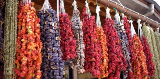 Günümüzde sağlıklı beslenmenin önemli adımlarından biri sebze kurutma işlemidir. Sebzelerin kurutulması, uzun süre taze kalmalarını sağlar ve besin değerlerinin korunmasına yardımcı olur. Kurutulan sebzeler, özellikle mevsim dışında da sofralara renk ve lezzet katar. Konulu bir haber görseli.