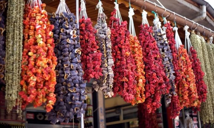 Günümüzde sağlıklı beslenmenin önemli adımlarından biri sebze kurutma işlemidir. Sebzelerin kurutulması, uzun süre taze kalmalarını sağlar ve besin değerlerinin korunmasına yardımcı olur. Kurutulan sebzeler, özellikle mevsim dışında da sofralara renk ve lezzet katar. Konulu bir haber görseli.