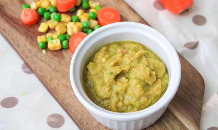 Günlük mutfaklarda sağlıklı beslenmenin önemli bir parçası olan sebze püreleri, hem lezzet hem de besin değeri açısından oldukça değerlidir. Sebze püre yapma işlemi, sebzelerin uygun şekilde pişirilip ezilmesiyle gerçekleştirilir ve besinlerin kolay sindirilmesini sağlar. Bu yöntem sayesinde sebzeler hem çocuklar hem de yetişkinler için cazip bir hale gelir. Konulu bir haber görseli.