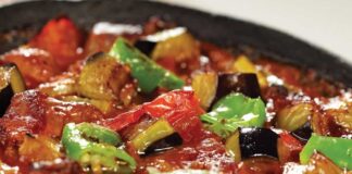 Günümüzde sağlıklı beslenme alışkanlıklarının yaygınlaşmasıyla birlikte sebzeli ana yemekler mutfaklarda giderek daha fazla yer buluyor. Renkli, besleyici ve hafif yapısıyla hem diyet yapanların hem de lezzet arayanların ilgisini çeken bu yemekler, her mevsime uygun tariflerle sofralara geliyor. Sebzeler, vitamin, mineral ve lif açısından zengin olmalarının yanı sıra farklı pişirme teknikleri ile ana yemek olarak doyurucu bir seçenek oluşturuyor. Konulu bir haber görseli.