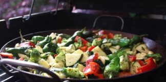 Günümüzde sağlıklı beslenmeye verilen önem her geçen gün artıyor ve sebze yemekleri sofraların vazgeçilmez bir parçası haline geliyor. Özellikle sebzeyi tavada çevirme yöntemi, hem pratikliği hem de sağlıklı sonuçlarıyla öne çıkıyor. Bu yöntem sayesinde sebzeler kısa sürede pişiyor, lezzetlerini kaybetmiyor ve besin değerleri korunmuş oluyor. Pişirme süresinin kısa olması, sebzelerin vitamin ve minerallerinin büyük ölçüde korunmasını sağlıyor. Konulu bir haber görseli.