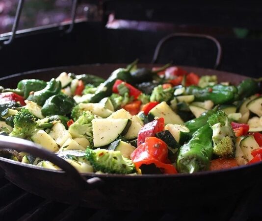 Günümüzde sağlıklı beslenmeye verilen önem her geçen gün artıyor ve sebze yemekleri sofraların vazgeçilmez bir parçası haline geliyor. Özellikle sebzeyi tavada çevirme yöntemi, hem pratikliği hem de sağlıklı sonuçlarıyla öne çıkıyor. Bu yöntem sayesinde sebzeler kısa sürede pişiyor, lezzetlerini kaybetmiyor ve besin değerleri korunmuş oluyor. Pişirme süresinin kısa olması, sebzelerin vitamin ve minerallerinin büyük ölçüde korunmasını sağlıyor. Konulu bir haber görseli.