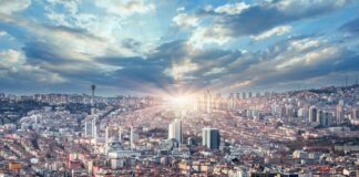 Her şehir, sahip olduğu tarih, coğrafya ve kültürel çeşitlilik ile birlikte kendine özgü bir mutfak mirası geliştirmiştir. Şehir yemekleri, yalnızca beslenme ihtiyacını karşılamakla kalmaz, aynı zamanda bir toplumun geçmişinden günümüze taşıdığı değerlerin de temsilcisidir. Özellikle Anadolu coğrafyasında her ilin, hatta bazen ilçelerin bile kendine özgü yemekleri bulunur. Bu yemekler hem yerel halkın yaşam biçimini hem de bölgedeki ürün çeşitliliğini yansıtır. Konulu bir haber görseli.