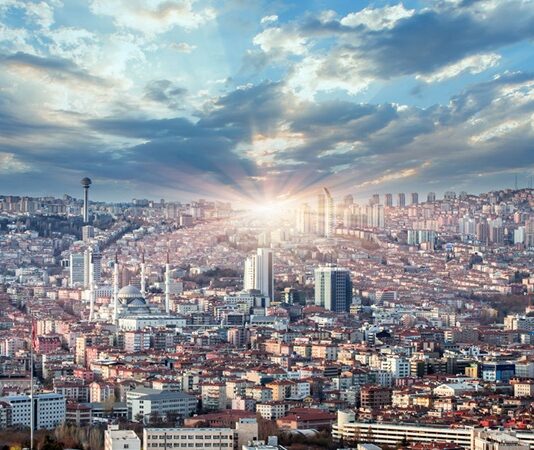 Her şehir, sahip olduğu tarih, coğrafya ve kültürel çeşitlilik ile birlikte kendine özgü bir mutfak mirası geliştirmiştir. Şehir yemekleri, yalnızca beslenme ihtiyacını karşılamakla kalmaz, aynı zamanda bir toplumun geçmişinden günümüze taşıdığı değerlerin de temsilcisidir. Özellikle Anadolu coğrafyasında her ilin, hatta bazen ilçelerin bile kendine özgü yemekleri bulunur. Bu yemekler hem yerel halkın yaşam biçimini hem de bölgedeki ürün çeşitliliğini yansıtır. Konulu bir haber görseli.