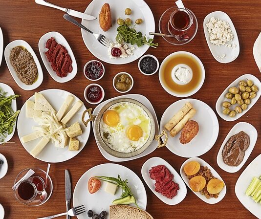 Güne keyifli bir başlangıç yapmanın en güzel yollarından biri, özenle hazırlanmış serpme kahvaltı sofralarının başına oturmaktır. Zengin çeşitler, taze ürünler ve bolca sohbet, bu kahvaltıların vazgeçilmez unsurlarıdır. Özellikle hafta sonları, şehirdeki serpme kahvaltı mekanları hem arkadaş buluşmalarının hem de ailece yapılan keyifli kahvaltıların adresi olur. Konulu bir haber görseli.