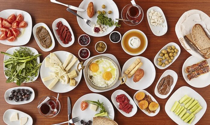 Şehrin En İyi Serpme Kahvaltı Mekanlarıyla Lezzet Dolu Sabahlar Güne keyifli bir başlangıç yapmanın en güzel yollarından biri, özenle hazırlanmış serpme kahvaltı sofralarının başına oturmaktır. Zengin çeşitler, taze ürünler ve bolca sohbet, bu kahvaltıların vazgeçilmez unsurlarıdır. Özellikle hafta sonları, şehirdeki serpme kahvaltı mekanları hem arkadaş buluşmalarının hem de ailece yapılan keyifli kahvaltıların adresi olur. Konulu bir haber görseli.