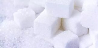 Şeker eritme, mutfakta hem tatlıların temelini oluşturmak hem de dekoratif lezzetler yaratmak için kullanılan kritik bir tekniktir. Şeker eritme işlemi, kristal şekerin kontrollü bir şekilde ısıtılarak sıvı hale getirilmesini kapsar. Bu süreçte dikkat edilmesi gereken en önemli unsur, şekerin yanmadan erimesidir. Yanık şeker, acı bir tat bırakır ve tatlıların dokusunu bozabilir. Konulu bir haber görseli.