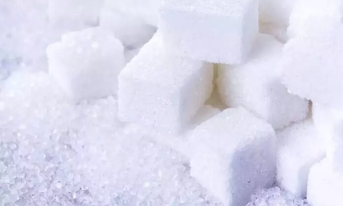 Şeker eritme, mutfakta hem tatlıların temelini oluşturmak hem de dekoratif lezzetler yaratmak için kullanılan kritik bir tekniktir. Şeker eritme işlemi, kristal şekerin kontrollü bir şekilde ısıtılarak sıvı hale getirilmesini kapsar. Bu süreçte dikkat edilmesi gereken en önemli unsur, şekerin yanmadan erimesidir. Yanık şeker, acı bir tat bırakır ve tatlıların dokusunu bozabilir. Konulu bir haber görseli.