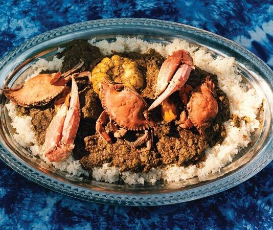 Senegal, Batı Afrika’nın en zengin mutfak kültürlerinden birine sahiptir. Hem tarihi hem de coğrafi konumu sayesinde farklı kültürlerden etkilenmiş olan Senegal mutfağı, çeşitliliği ve lezzetleriyle öne çıkar. Atlantik Okyanusu kıyısında yer alması, deniz ürünlerinin sofralarda sıkça bulunmasını sağlamıştır. Bunun yanı sıra pirinç, darı, sebzeler ve baharatlar Senegal sofralarının vazgeçilmez parçalarıdır. Fransız sömürge geçmişi, Arap ticaret etkileri ve Afrika’nın yerel gelenekleri birleşerek bugün dünyada tanınan bir mutfak ortaya çıkarmıştır. Konulu bir haber görseli.