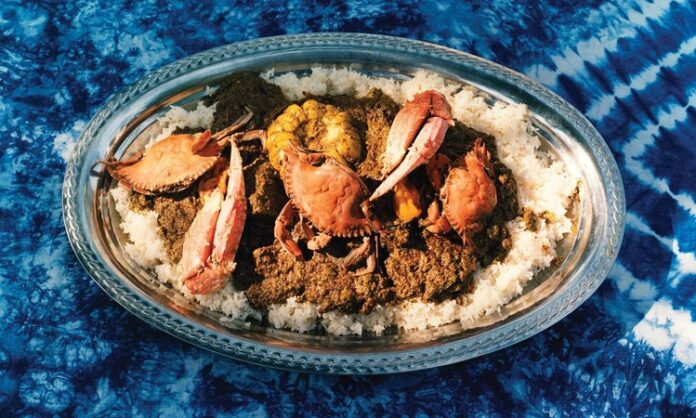 Senegal, Batı Afrika’nın en zengin mutfak kültürlerinden birine sahiptir. Hem tarihi hem de coğrafi konumu sayesinde farklı kültürlerden etkilenmiş olan Senegal mutfağı, çeşitliliği ve lezzetleriyle öne çıkar. Atlantik Okyanusu kıyısında yer alması, deniz ürünlerinin sofralarda sıkça bulunmasını sağlamıştır. Bunun yanı sıra pirinç, darı, sebzeler ve baharatlar Senegal sofralarının vazgeçilmez parçalarıdır. Fransız sömürge geçmişi, Arap ticaret etkileri ve Afrika’nın yerel gelenekleri birleşerek bugün dünyada tanınan bir mutfak ortaya çıkarmıştır. Konulu bir haber görseli.