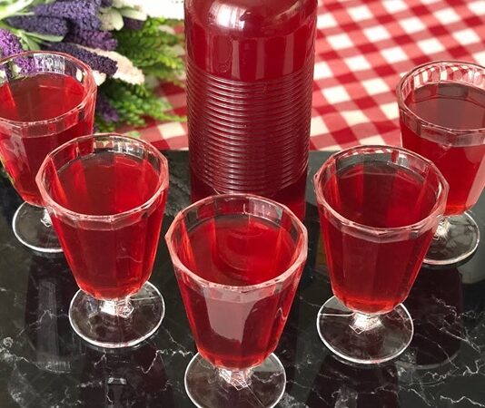 Şerbet, Türk mutfağının en eski ve en köklü içeceklerinden biridir. Osmanlı İmparatorluğu zamanlarından günümüze kadar gelen şerbet kültürü, sadece bir içecek değil, aynı zamanda sosyal yaşamın önemli bir parçasıdır. Şerbet, genellikle tatlı ve ferahlatıcı özellikleri ile bilinir, özellikle yaz aylarında sıklıkla tüketilir. Çeşitli meyve ve çiçek özlerinden yapılan şerbetler, soğuk içildiğinde vücuda serinlik verir ve ferahlatıcı etkisiyle rağbet görür. Konulu bir haber görseli.