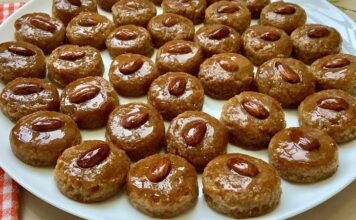 Şerbetli tatlılar, Türk mutfağının asırlardır sofralardaki en tatlı misafirleri olarak bilinir. Osmanlı’dan günümüze uzanan bu lezzet kültürü, hem özel günlerde hem de günlük sofralarda kendine yer bulur. İftar sofralarından düğün yemeklerine, bayram ikramlarından günlük tatlı keyiflerine kadar birçok alanda tercih edilen bu tatlılar, zengin çeşitleri ve kendine has aromalarıyla damaklarda unutulmaz bir tat bırakır. Şeker, un, irmik, yağ ve bolca sevgiyle hazırlanan şerbetli tatlı tarifleri, kuşaktan kuşağa aktarılan mutfak geleneğimizin önemli bir parçasıdır. Konulu bir haber görseli.