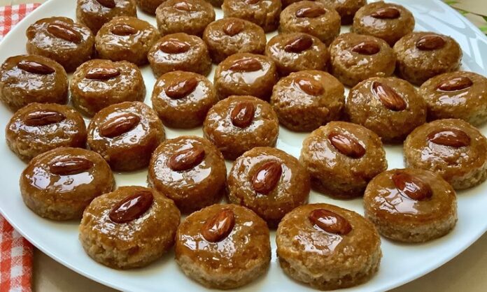 Şerbetli tatlılar, Türk mutfağının asırlardır sofralardaki en tatlı misafirleri olarak bilinir. Osmanlı’dan günümüze uzanan bu lezzet kültürü, hem özel günlerde hem de günlük sofralarda kendine yer bulur. İftar sofralarından düğün yemeklerine, bayram ikramlarından günlük tatlı keyiflerine kadar birçok alanda tercih edilen bu tatlılar, zengin çeşitleri ve kendine has aromalarıyla damaklarda unutulmaz bir tat bırakır. Şeker, un, irmik, yağ ve bolca sevgiyle hazırlanan şerbetli tatlı tarifleri, kuşaktan kuşağa aktarılan mutfak geleneğimizin önemli bir parçasıdır. Konulu bir haber görseli.