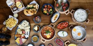 Serpme kahvaltı, Türk mutfağının en özel geleneklerinden biridir. Çeşitliliği, bereketi ve paylaşma kültürünü en iyi şekilde yansıtan bu kahvaltı türü, yalnızca yemek yemek için değil, aynı zamanda sevdiklerle bir araya gelmek için tercih edilir. Sofralara yayılan peynir çeşitleri, zeytin tabakları, bal, reçel ve sıcak çayla birleşen bu keyifli sunum, güne enerjik bir başlangıç yapmayı sağlar. Özellikle hafta sonları, ailelerin ve arkadaş gruplarının tercih ettiği serpme kahvaltılar, uzun sohbetlerin de vazgeçilmezidir. Konulu bir haber görseli.