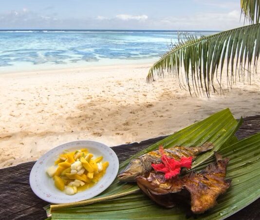 Seyşeller Mutfağı, Hint Okyanusu’nun incisi Seyşeller Adaları’nın zengin kültürel mirasını ve tropikal kaynaklarını yansıtır. Ada mutfağı, Afrika, Hindistan, Fransa ve Çin etkilerini bir araya getirerek kendine özgü bir tat profili oluşturmuştur. Seyşeller Mutfağı, adanın tarih boyunca uğradığı kültürel etkileşimlerin bir sonucu olarak hem yerli halk hem de turistler için eşsiz bir deneyim sunar. Konulu bir haber görseli.