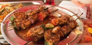 Seyşeller mutfağı, Hint Okyanusu’nun ortasında yer alan bu tropikal ada ülkesinin zengin deniz ürünleri ve yerel malzemelerle şekillenen geleneksel lezzetlerini yansıtır. Coğrafi konumu ve tropikal iklimi, mutfağı hem deniz ürünleri hem de tropikal meyve ve sebzelerle zenginleştirir. Seyşeller’in tarihi, Fransız, İngiliz ve Afrika etkileriyle şekillenmiş ve bu kültürel çeşitlilik mutfağa da yansımıştır. Konulu bir haber görseli.