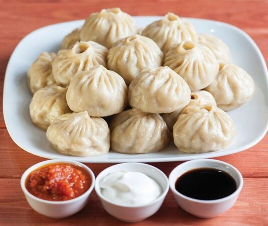 Sibirya mutfağı, sert iklim koşullarında şekillenen güçlü bir yemek kültürüne sahiptir. Bu mutfağın temelinde, bölgenin uzun ve zorlu kış aylarında insanlara enerji sağlayacak besinler vardır. Soğuk iklim nedeniyle yiyeceklerin dayanıklı ve besleyici olması ön plandadır. Özellikle et, balık ve tahıl ürünleri sıkça kullanılır. Kış boyunca yiyecekleri saklamak için kurutma, tuzlama ve fermente etme gibi yöntemler geliştirilmiştir. Bu da Sibirya mutfağı yemeklerinin uzun süre dayanıklı olmasını sağlamıştır. Konulu bir haber görseli.