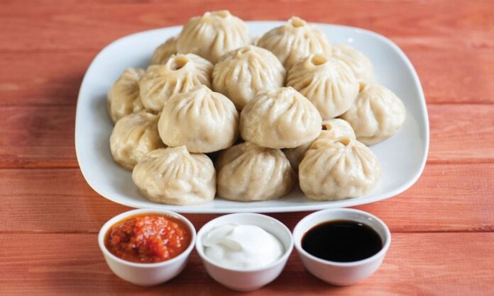 Sibirya mutfağı, sert iklim koşullarında şekillenen güçlü bir yemek kültürüne sahiptir. Bu mutfağın temelinde, bölgenin uzun ve zorlu kış aylarında insanlara enerji sağlayacak besinler vardır. Soğuk iklim nedeniyle yiyeceklerin dayanıklı ve besleyici olması ön plandadır. Özellikle et, balık ve tahıl ürünleri sıkça kullanılır. Kış boyunca yiyecekleri saklamak için kurutma, tuzlama ve fermente etme gibi yöntemler geliştirilmiştir. Bu da Sibirya mutfağı yemeklerinin uzun süre dayanıklı olmasını sağlamıştır. Konulu bir haber görseli.