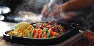 Günlük hayatın yoğun temposu içerisinde sıcak yemekler, hem besleyici hem de doyurucu bir öğün sağlamak açısından büyük önem taşıyor. Sıcak yemekler, özellikle kış aylarında veya soğuk havalarda hem iç ısıtan hem de enerji veren bir öğün sunar. İnsanlar genellikle öğle ve akşam yemeklerinde sıcak tarifleri tercih ederek gün boyunca ihtiyacı olan enerjiyi karşılıyor. Konulu bir haber görseli.