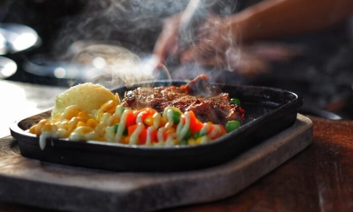 Günlük hayatın yoğun temposu içerisinde sıcak yemekler, hem besleyici hem de doyurucu bir öğün sağlamak açısından büyük önem taşıyor. Sıcak yemekler, özellikle kış aylarında veya soğuk havalarda hem iç ısıtan hem de enerji veren bir öğün sunar. İnsanlar genellikle öğle ve akşam yemeklerinde sıcak tarifleri tercih ederek gün boyunca ihtiyacı olan enerjiyi karşılıyor. Konulu bir haber görseli.