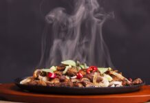 Sıcak Yemeklerin Sofralardaki Keyfi Ve Lezzet Yolculuğu Sıcak yemekler, binlerce yıldır insan beslenmesinde temel bir rol oynamaktadır. Ateşin keşfiyle birlikte, yiyecekleri pişirme ve lezzetlendirme yöntemi olarak sıcak yemekler öne çıkmıştır. Sofralarda sıcak yemek sunumu, hem doyurucu hem de lezzetli bir deneyim sağlar. Konulu bir haber görseli.