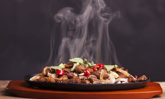 Sıcak yemekler, binlerce yıldır insan beslenmesinde temel bir rol oynamaktadır. Ateşin keşfiyle birlikte, yiyecekleri pişirme ve lezzetlendirme yöntemi olarak sıcak yemekler öne çıkmıştır. Sofralarda sıcak yemek sunumu, hem doyurucu hem de lezzetli bir deneyim sağlar. Konulu bir haber görseli.