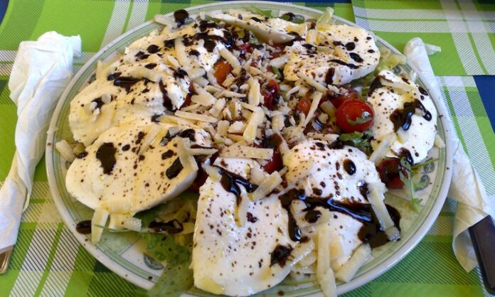 Sicilya Mutfağı, Akdeniz’in kalbinde yer alan bu adanın köklü tarihinden beslenen eşsiz bir kültürdür. Sicilya, yüzyıllar boyunca farklı medeniyetlerin uğrak noktası olmuştur. Yunanlar, Araplar, Normanlar ve İspanyollar bu adaya damgasını vurmuş ve bu çeşitlilik mutfakta da kendini göstermiştir. Bugün Sicilya yemekleri, hem İtalyan mutfağının zarafetini hem de Akdeniz’in güçlü tatlarını harmanlar. Konulu bir haber görseli.