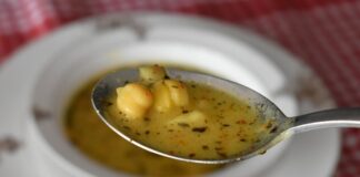 Şifa çorbaları, yüzyıllardır hem doyurucu hem de tedavi edici özellikleriyle sofralarımızda yer alıyor. Özellikle soğuk kış günlerinde veya hastalık dönemlerinde tercih edilen bu çorbalar, içeriklerindeki doğal malzemeler sayesinde vücuda enerji verirken bağışıklık sistemini de güçlendirir. Anadolu mutfağında her bölgenin kendine özgü şifa çorbası tarifi bulunur ve bu tarifler kuşaktan kuşağa aktarılır. Konulu bir haber görseli.