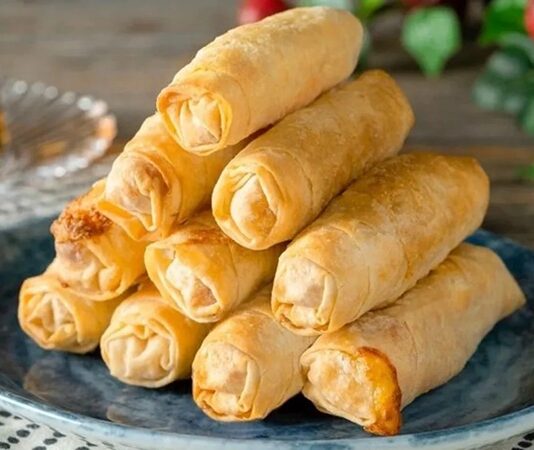 Sigara böreği, ince yufkanın içine peynir, patates veya kıyma gibi malzemeler konularak rulo şeklinde sarılmasıyla hazırlanan, Türk mutfağının vazgeçilmez atıştırmalıklarından biridir. Adını uzun ve ince formundan alan bu börek, özellikle kahvaltı, çay saati ve mezelerde sıkça tercih ediliyor. Konulu bir haber görseli.