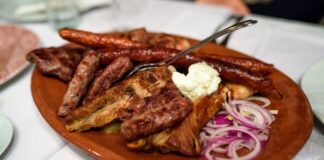 Sırbistan mutfağı, Balkanlar’ın zengin tarihinden beslenen ve farklı kültürlerin etkisiyle şekillenen bir yemek geleneğine sahiptir. Osmanlı, Avusturya-Macaristan ve yerel Balkan kültürlerinin etkisi, Sırp yemeklerini benzersiz kılan temel unsurlardır. Sırbistan yemekleri, genellikle et, peynir, sebze ve hamur işleri üzerine kuruludur. Sofralarda sıkça görülen ćevapi ve sarma, mutfağın en bilinen örneklerindendir. Ćevapi, küçük köfte benzeri et ürünleri olarak, akşam yemeklerinde tercih edilirken, sarma ise lahana yaprağı ile yapılan dolmalar olarak öne çıkar. Konulu bir haber görseli.