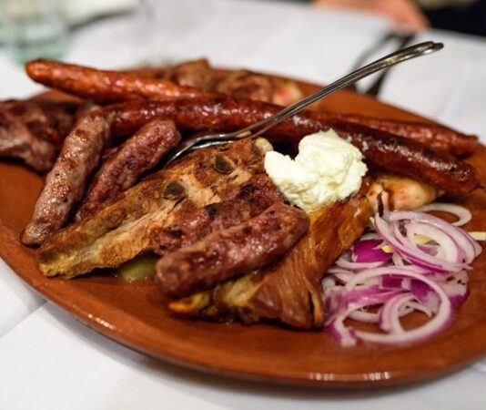 Sırbistan mutfağı, Balkanlar’ın zengin tarihinden beslenen ve farklı kültürlerin etkisiyle şekillenen bir yemek geleneğine sahiptir. Osmanlı, Avusturya-Macaristan ve yerel Balkan kültürlerinin etkisi, Sırp yemeklerini benzersiz kılan temel unsurlardır. Sırbistan yemekleri, genellikle et, peynir, sebze ve hamur işleri üzerine kuruludur. Sofralarda sıkça görülen ćevapi ve sarma, mutfağın en bilinen örneklerindendir. Ćevapi, küçük köfte benzeri et ürünleri olarak, akşam yemeklerinde tercih edilirken, sarma ise lahana yaprağı ile yapılan dolmalar olarak öne çıkar. Konulu bir haber görseli.