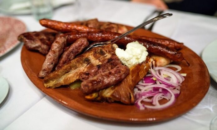 Sırbistan mutfağı, Balkanlar’ın zengin tarihinden beslenen ve farklı kültürlerin etkisiyle şekillenen bir yemek geleneğine sahiptir. Osmanlı, Avusturya-Macaristan ve yerel Balkan kültürlerinin etkisi, Sırp yemeklerini benzersiz kılan temel unsurlardır. Sırbistan yemekleri, genellikle et, peynir, sebze ve hamur işleri üzerine kuruludur. Sofralarda sıkça görülen ćevapi ve sarma, mutfağın en bilinen örneklerindendir. Ćevapi, küçük köfte benzeri et ürünleri olarak, akşam yemeklerinde tercih edilirken, sarma ise lahana yaprağı ile yapılan dolmalar olarak öne çıkar. Konulu bir haber görseli.